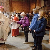 	Biskup wręczył symboliczne buciki osobom podejmującym 9-miesięczną modlitwę.