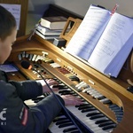 Najmłodszy organista w czasie swojej posługi w parafii św. Maksymiliana Marii Kolbego w Wałbrzychu