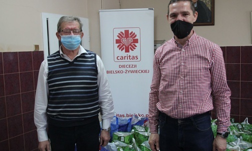 Piotr Ryszka (P) i Grzegorz Giercuszkiewicz koordynowali świąteczną akcję pomocy Caritas i Towarzystwa Pomocy im. św. Brata Alberta.