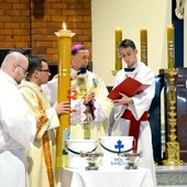 Biskup pomocniczy w czasie celebracji Wigilii Paschalnej.