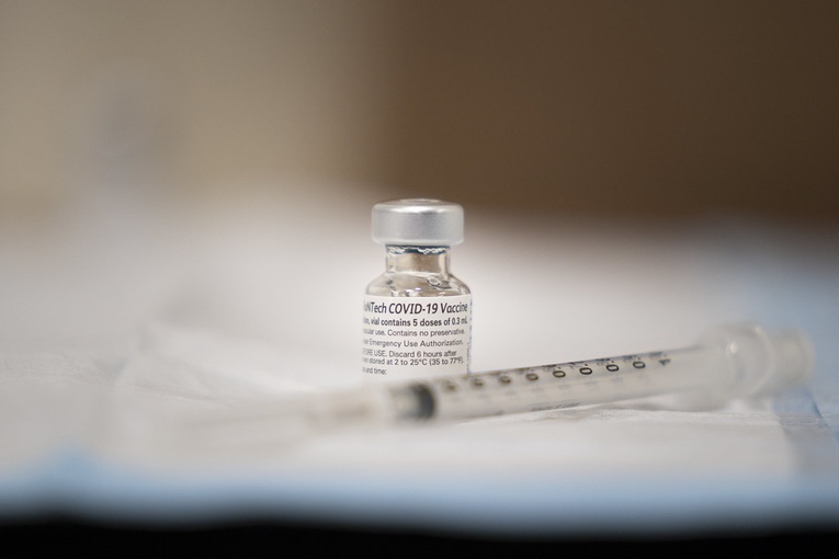 Możliwość zapisów na szczepienia dla osób w wieku 40-59 zawieszona na kilka godzin. Kto z tej grupy dostał termin na kwiecień, dostanie wiadomość ze zmianą terminu na II połowę maja