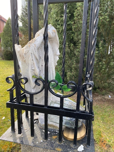 Dewastacja figury Matki Bożej przy kościele pw. Ducha Świętego w Koszalinie