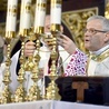 Biskup świdnicki w czasie celebracji Mszy św.