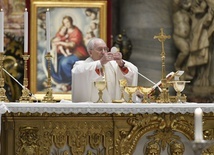 Dziekan Kolegium Kardynalskiego: Kto wierzy w Eucharystię, nigdy nie czuje się samotny