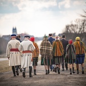 Przed wschodem słońca rodziny udawały się nad rzekę lub do studni, by symbolicznie się obmyć. Wieczorem szli na nabożeństwo Drogi Krzyżowej i rozważanie Męki Pańskiej.