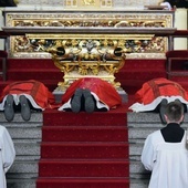 Liturgia rozpocznie się oddaniem czci przez głównego celebransa prostracją.