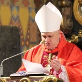 Bp Piotr Greger w żywieckiej konkatedrze.