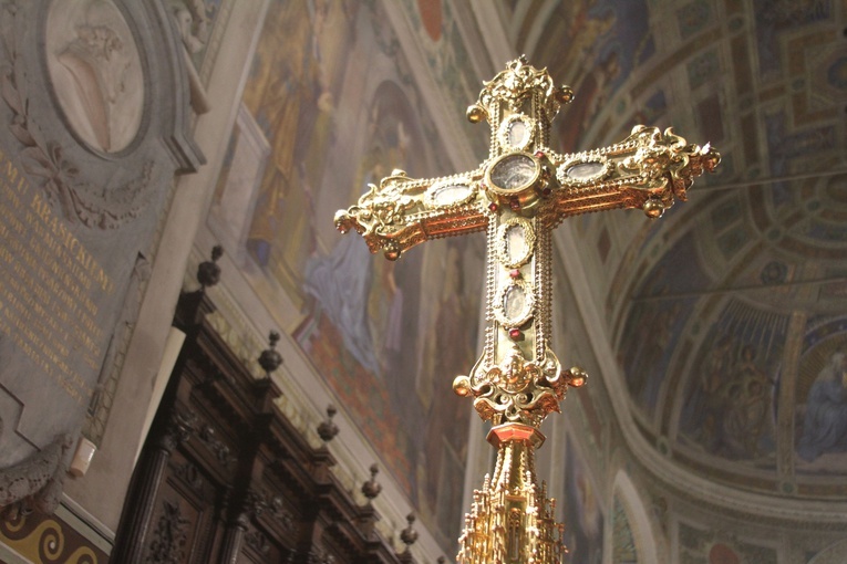 W czasie liturgii w prezbiterium katedry ustawiono ozdobny relikwiarz Krzyża Świętego z Muzeum Diecezjalnego.