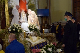 W tym roku, z racji minionej 100. rocznicy urodzin św. Jana Pawła II i oczekiwania na beatyfikację kard. Stefana Wyszyńskiego, w grobie Pańskim w opoczyńskiej kolegiacie pojawili się ci dwaj wielcy i święci Polacy.