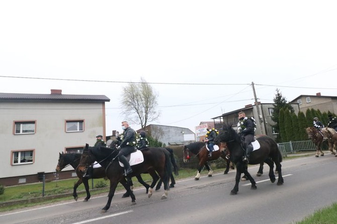 Wielkanocna procesja konna w Ostropie