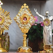 ▲	W parafii znajdują się relikwie św. Faustyny Kowalskiej, bł. ks. Michała Sopoćki i św. Jana Pawła II.