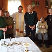 Śp. ks. Antoni Piś odwiedzał chorych razem z s. Urszulą w ich domach.