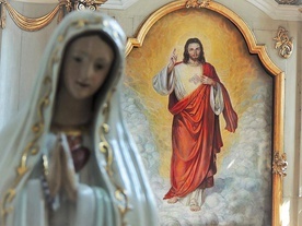 W kościele jezuitów w Poznaniu w ołtarzu głównym umieszczono w 1963 r. obraz Najświętszego Serca Pana Jezusa autorstwa prof. Adolfa Kazimierza Hyły.