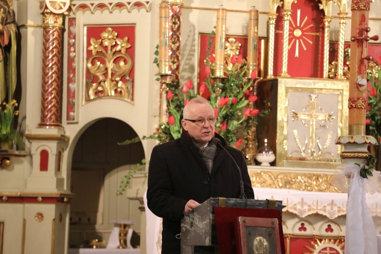 W imieniu licznego grona samorządowców zmarłego żegnał starosta bielski Andrzej Płonka.