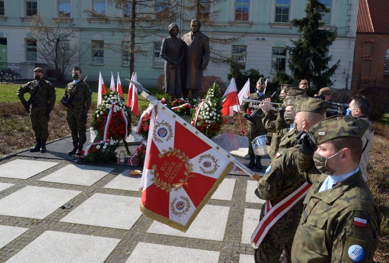 Wieńce i wiązanki kwiatów oficjalne delegacje złożyły m.in. przy pomniku pary prezydenckiej Marii i Lecha Kaczyńskich oraz wszystkich ofiar katastrofy.