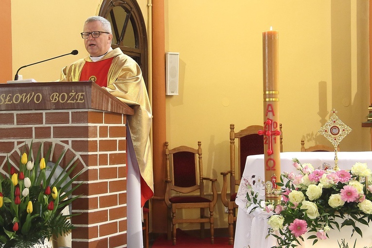 Wprowadzenie relikwii św. Faustyny do parafii pw. NMP w Jastrowiu