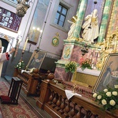 Kopie obrazów Matki Bożej Świętorodzinnej, które będą nawiedzać parafie diecezji, poświęcił ordynariusz radomski.