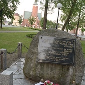 Kamień upamiętniający historyczną wizytę w Drzewicy.