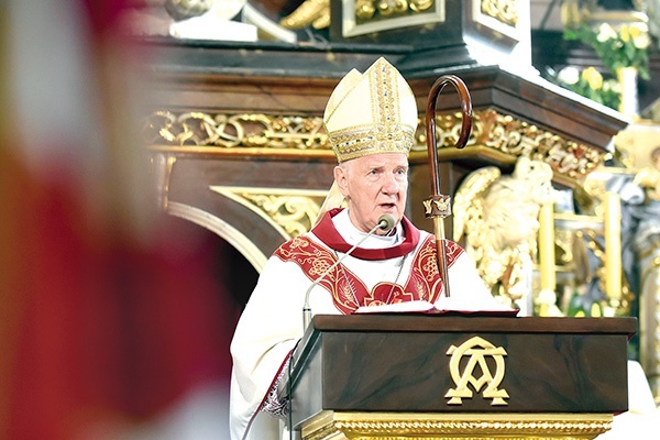 Biskup Ignacy w czasie Eucharystii.