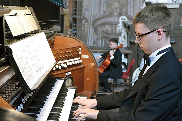 Młody organista w czasie jednego z ostatnich koncertów „Śladami mistrzów”.