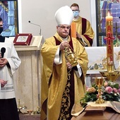 Ordynariusz świdnicki okadza trumnę zmarłego kapłana.