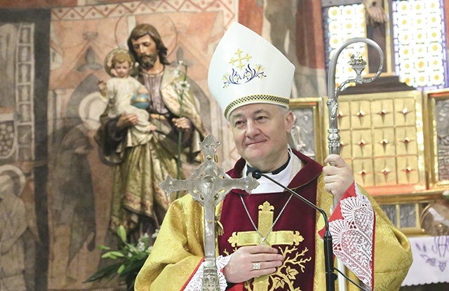 Biskup Artur w marcu poświęcił w kościele w Czchowie figurę św. Józefa.