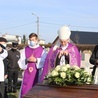 Modlitwom przy trumnie zmarłego kapłana przdwodniczył bp Roman Pindel.