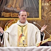– Prawdziwa wiara wyrasta z pokornego trwania pod krzyżem i z odważnego niesienia tego krzyża oraz dawania o nim świadectwa – podkreślił metropolita gdański.