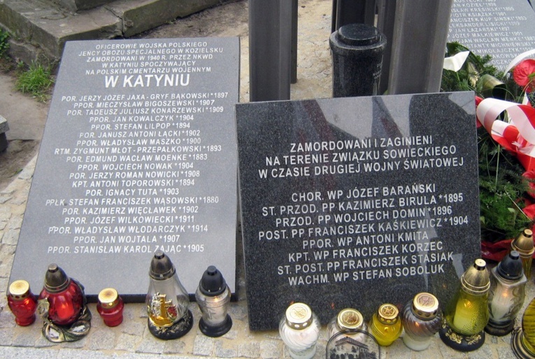 Tablice upamiętniające ofiary zbrodni sowieckich, ustawione na cmentarzu parafialnym w Opocznie.