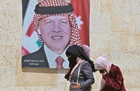 Plakat z królem Abdullahem II na ulicy w Ammanie.