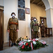 Wartę pod tablicą upamiętniającą Ofiary Zbrodni Katyńskiej pełnili członkowie Stowarzyszenia Tradycji 26. Skierniewickiej Dywizji Piechoty i Muzealnej Grupy Historycznej im. II bat. 18 Pułku Piechoty z Sochaczewa