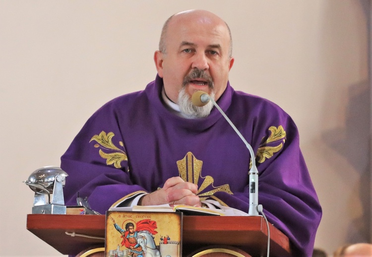 Homilię wygłosił ks. Mirosław Kareta, bratanek zmarłego.