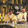 Abp Mieczysław Mokrzycki wraz z proboszczem lubnowskiej parafii ks. Radosławem Stalą sprawują Eucharystię przy relikwiach świętego papieża.