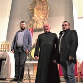 Z proboszczem ks. Czesławem Wawrzyńczakiem Tomasz Pysiak i Paweł Szczepanowski (z prawej) na tle figury Patrona parafii.