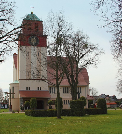 Kościół parafialny pw.  św. Józefa Oblubieńca NMP został wybudowany przez ewangelików w 1913 r. Po II wojnie światowej przebudowano go i przystosowano do „katolickości”. Obecnie proboszczem jest ks. Cezary Chwilczyński.