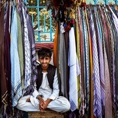 Afgański sprzedawca 
chust w Kabulu.
12.04.2021 Kabul, Afganistan