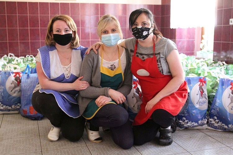 Katarzyna Kastner, Alicja Czepiel i Katarzyna Krawczyk, jeszcze w swoich fartuszkach. Od 20 kwietnia gotują już w jednakowych, podarowanych im przez Caritas.