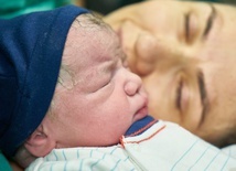 Badanie: Mleko zaszczepionych matek chroni noworodki przed COVID-19