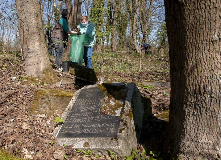 Porządki na cmentarzu w Kowańczu