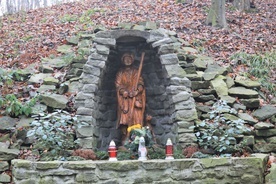 Figura św. Wendelina w grocie przy rudzickiej kaplicy.