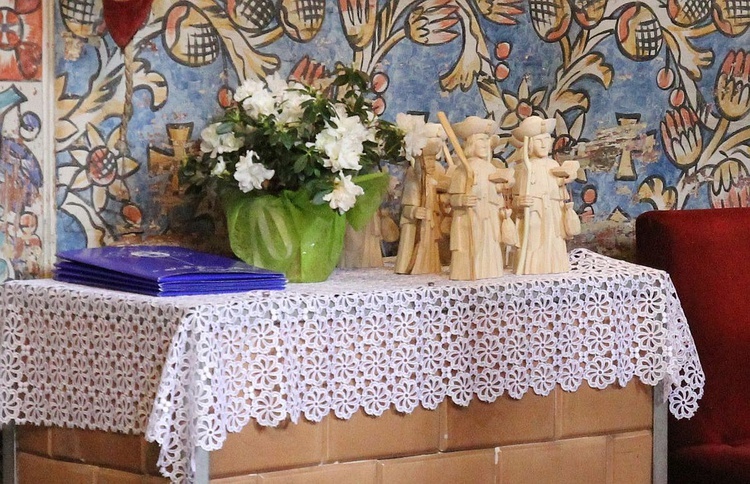 Rzeźby św. Jakuba odebrały osoby zaangażowane w życie szczyrkowskiego sanktuarium.