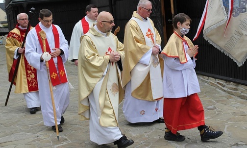 Duszpasterze, którzy koncelebrowali Mszę św. w 10-lecie ustanowienia sanktuarium św. Jakuba.