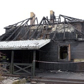 Ogień w drewnianej plebanii pojawił się na tarasie. Specjaliści wskażą  na przyczyny pożaru. 