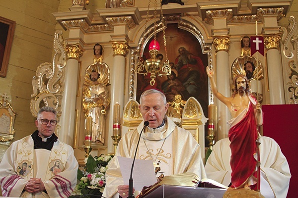 ▲	W grudniu 2018 r. biskup płocki konsekrował wyremontowaną świątynię, teraz pobłogosławił odnowione ołtarze i ambonę.
