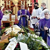 ▲	Liturgii przewodniczył  ks. Adam Łuźniak, wikariusz generalny archidiecezji wrocławskiej.