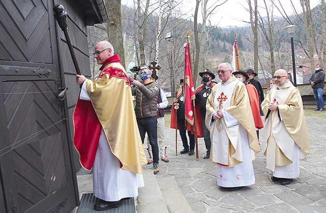 Ksiądz Andrzej Mojżeszko otwiera jubileuszowe drzwi jakubowe.
