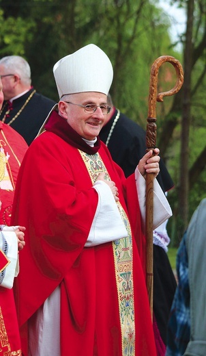 Biskup elbląski zachęca młodych m.in.  do studiowania teologii.