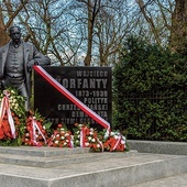 Na monumencie została dodana informacja o rodowodzie jednego z ojców niepodległej Polski.