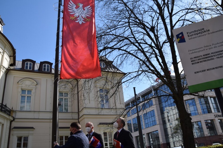 Jak wygląda flaga Mazowsza? Zawisła nad Muzeum Niepodległości