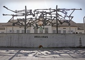 Pomnik ofiar hitlerowskiego obozu  w Dachau.